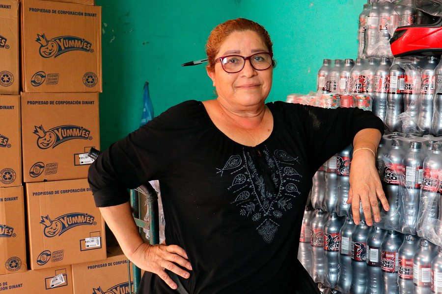 Ana Lis Morales Castilla en su distribuidora, rodeada de cajas de mercadería y bebidas listas para la venta