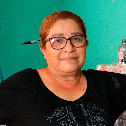 Ana Lis Morales Castilla en su distribuidora de productos varios, junto a las estibas de mercadería